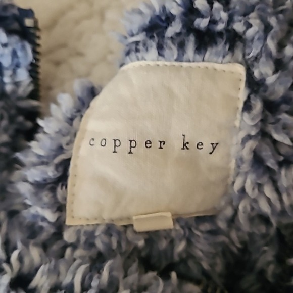 Copper Key Powder Poly/faux fur fluff Pullover. 1/4‎ zipper. Size Medium - Picture 5 of 6